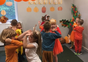 Dzieci bawiące się na Balu Jesieni.