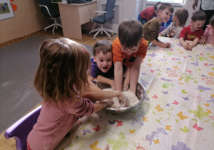 Dzieci robiące masę solną.