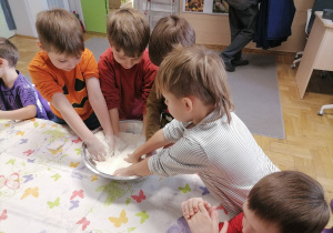 Dzieci robiące masę solną.