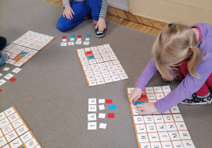 Dzieci układające modele wyrazów.