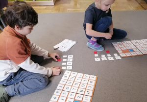 Dzieci układające modele wyrazów.
