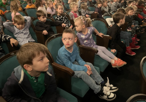Dzieci oglądające spektakl w teatrze.