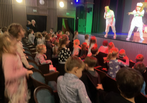 Dzieci oglądające spektakl w teatrze.