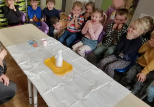 Dzieci wykonujące eksperyment.