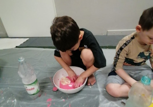 Dzieci podczas zajęć z sensoplastyki.