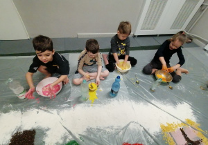 Dzieci podczas zajęć z sensoplastyki.