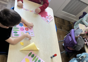 Dzieci robiące bukiet z papieru.