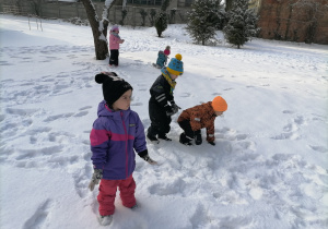 Dzieci bawiące się w śniegu.