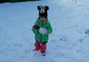 Dziecko bawiące się śniegiem.