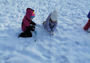 Dzieci bawiące się w śniegu.