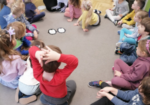 Dzieci słuchające ciekawostek o pingwinach.