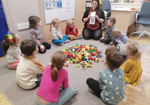 Dzieci układające klocki LEGO.