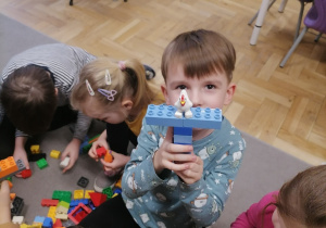 Dzieci układające klocki LEGO.