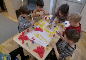 Dzieci wyklejające napis lego