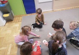 Dzieci układające pączki.