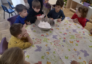 Dzieci robiące masę solną