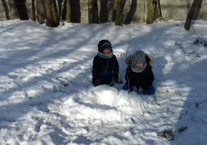 Dzieci lepiące ze śniegu.
