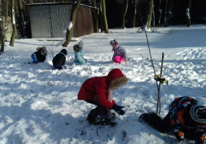 Dzieci lepiące ze śniegu.