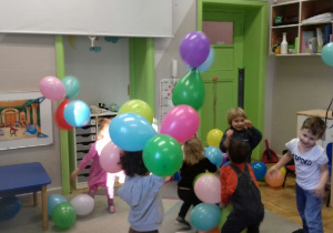 Dzieci bawiące się balonami.