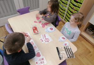 Dzieci wykonujące zadanie przy stoliku.