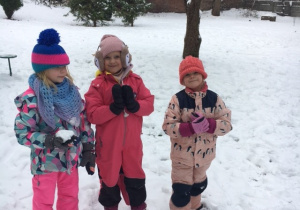 Dzieci bawiące się na śniegu.