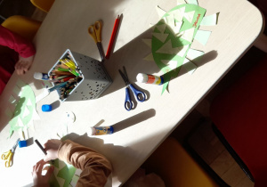 Dzieci wykonujące dinozaury z papieru.