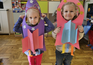 Dzieci z wykonanymi przez siebie rakietami.