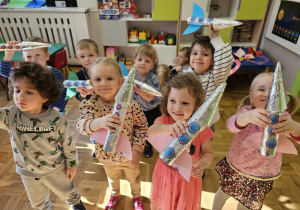 Dzieci z wykonanymi przez siebie rakietami.