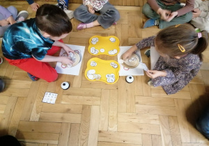 Dzieci grające w grę pogodową.