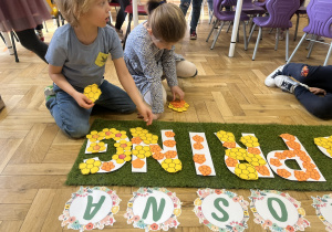 Dzieci układające napis wiosna po angielsku