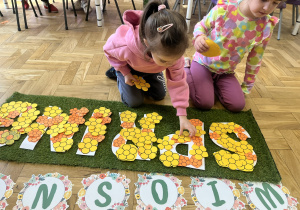 Dzieci układające napis wiosna po angielsku