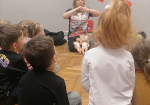 Dzieci podczas zajęć z anatomii człowieka.