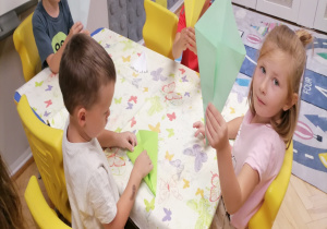 Dzieci prezentują latawce z papieru