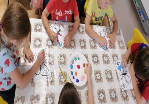 Dzieci maluja farbą placami