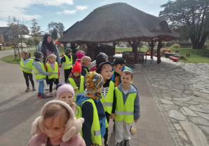 Dzieci parami spacerują po mini zoo
