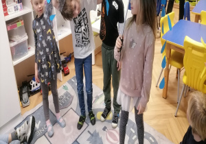 Dzieci trzymają pogodowe rekwizyty
