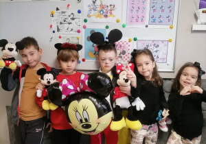 Dzieci z zabawkami i przebraniami Myszki Miki