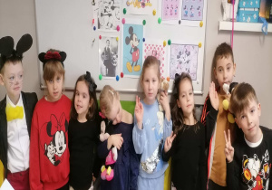 Dzieci z zabawkami i przebraniami Myszki Miki