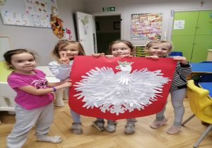 Dziewczynki prezentują wykonane godło