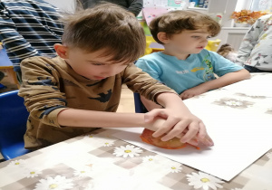 Dzieci stęplują jabłkiem maczanym w farnie