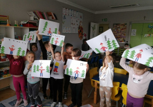 Dzieci prezentują swoje prace wykonane z figur geometrycznych