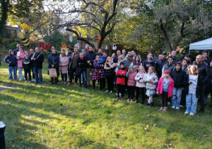 Rodzice w przedszkolnym ogrodzie