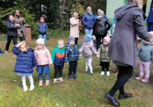 Dzieci najmłodsze czekaja na występ