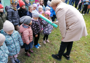 Pani pasuje dzieci