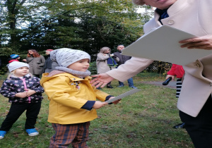 Chłopiec otrzymuje dyplom