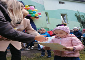Dziewczynka otrzymuje dyplom