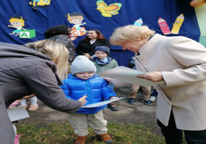 Chłopiec otrzymuje dyplom