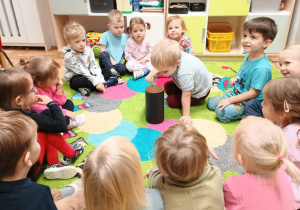 Chłopiec wyciąga kartkę z pojemnika