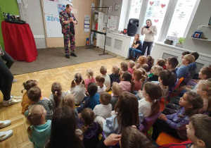 Dzieci obserwują Pana Bańkę
