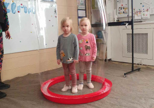 Dziewczynki w bańce